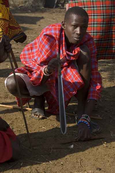 19 - Kenia - poblado Masai, hombres haciendo fuego